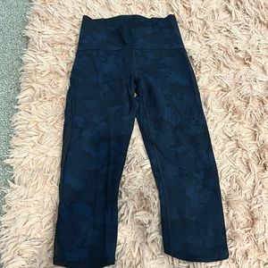 lulu lemon navy camo capri leggings